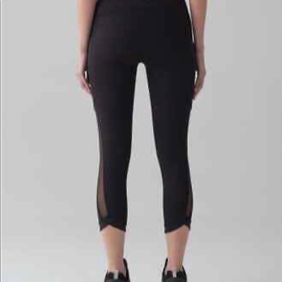 Lululemon Sole Training Crop Black Dot Mesh Panel Pocket - Picture 2 of 7